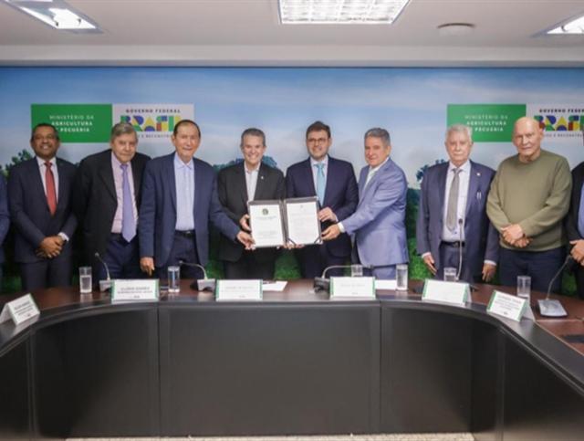 Foto da matéria: Ministro André de Paula assina portaria que institui o Programa de Integração Produtiva e Logística Brasil-Bolívia-Pacífico